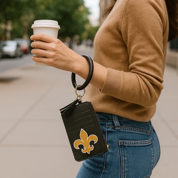 Fleur De Lis Black Wristlet - Picture 1 of 6